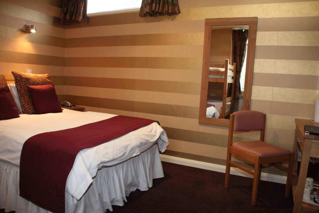 The Dog & Partridge Country Inn آشبورن الغرفة الصورة
